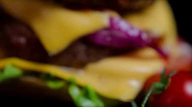 Susam, yeşillik, peynir ve ticari kullanım için sığır eti burger topuz yakın çekim