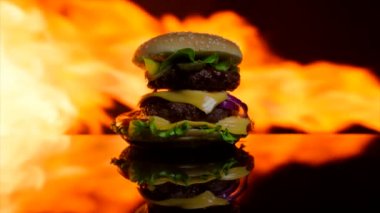 Lezzetli burger ateşte pişirilir