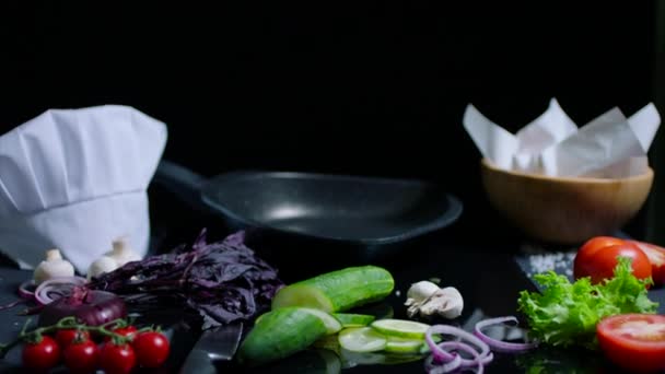 Стол шеф-поваров с кулинарными изделиями на черном фоне для рекламы — стоковое видео