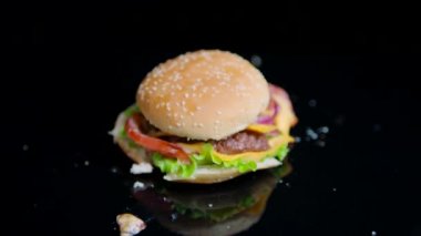 Yumruk burger parçalar halinde çökertildi. Siyah ayna yüzey