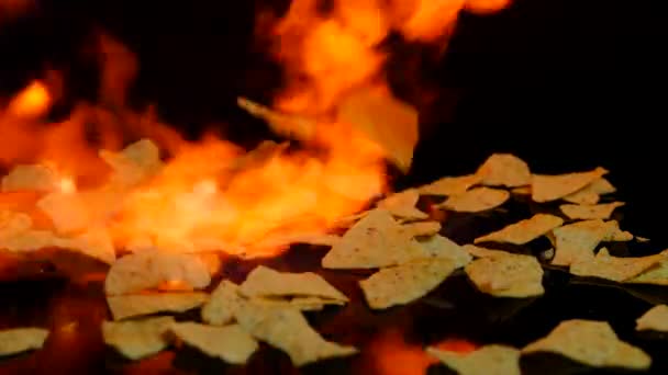 Nachos rôtissant sur le feu. Fond noir. Mouvement lent — Video