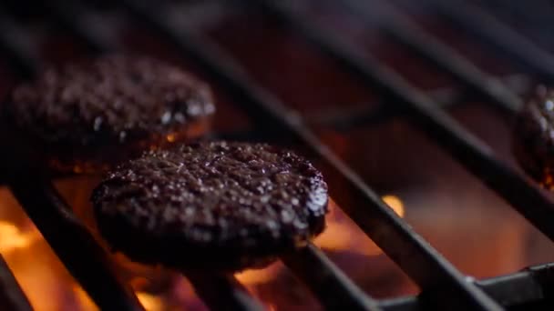 Kött kotletter för burger är i brand på grillen — Stockvideo