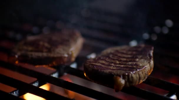 Közelről pecsenyék, tűz láng grill, chef megfordul őket, lassú mozgás — Stock videók