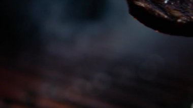 Lezzetli biftek ızgara üzerinde piknik hazırdır