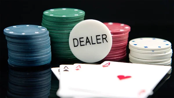 Vier azen en winnende poker chips op de zwarte spiegelend oppervlak van de tabel — Stockfoto