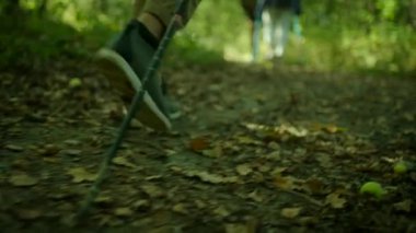 Bot ve Nordik yürüyüş trekking kapatın. Backpackers hiking düşünce tarihinde, orman Grup.