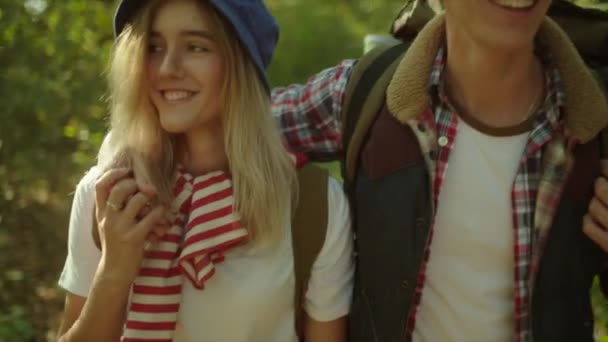 A fiatal pár, hátizsákok, amelyek egy séta az erdőben — Stock videók