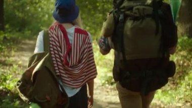 Ormanda yürüyüş üzerinde en iyi arkadaşlar