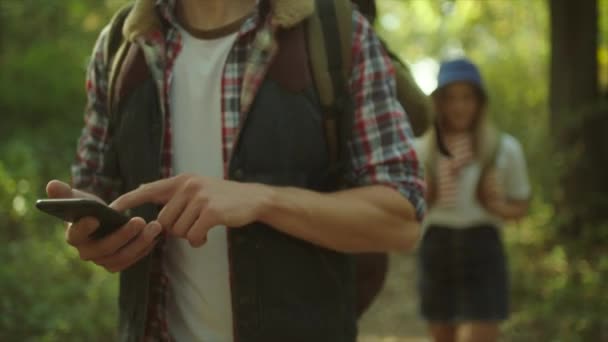 Reiziger met behulp van mobiele telefoon navigatie op wandelen in het bos — Stockvideo