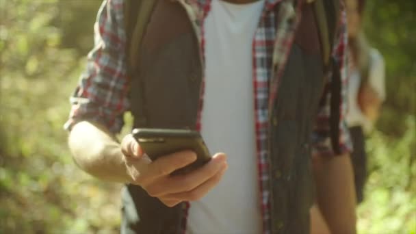 Ταξιδιώτης που χρησιμοποιούν κινητό τηλέφωνο πλοήγησης για πεζοπορία στο δάσος — Αρχείο Βίντεο