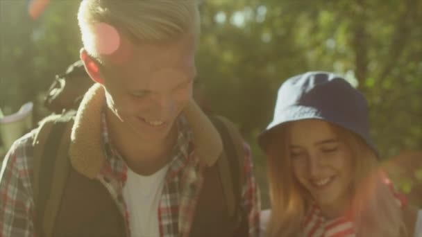 Amigos assistindo mapa viajante em seu caminho — Vídeo de Stock