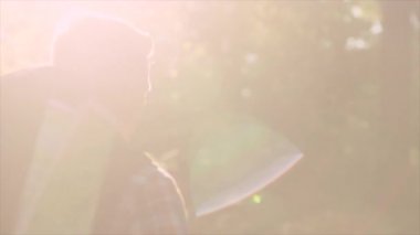 Ormanın içinde onun yürüyüş macera doğa gezgin