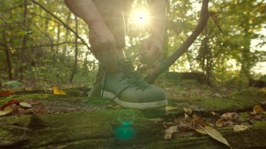 Günbatımı üzerinde yürüyüş sırasında kravat şeker trekking bot yakın çekim