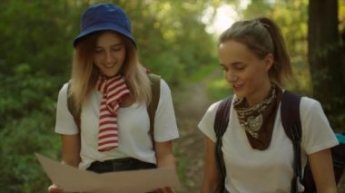İki en iyi arkadaş ile harita ormandaki hiking