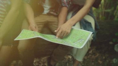 Gezgin harita backpackers elinde