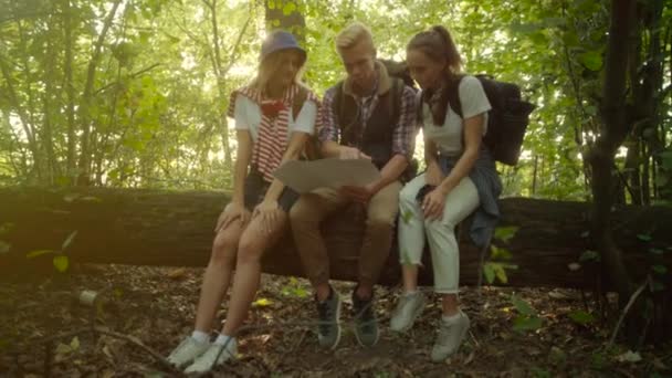 Grupo de adolescentes em caminhadas com mapa — Vídeo de Stock