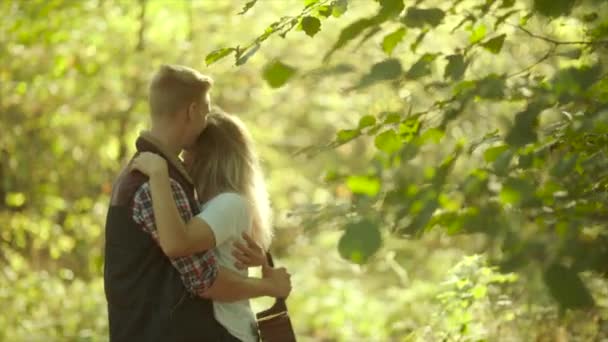 Krásný mladý pár líbání na procházky v lese — Stock video