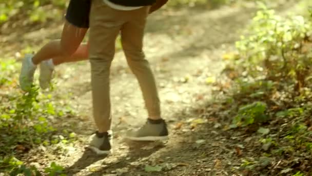 Hermosa pareja joven abrazándose en caminar en el bosque — Vídeos de Stock