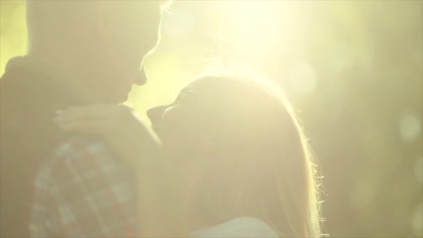Gyönyörű fiatal pár csókolózás a séta az erdőben közelről — Stock videók