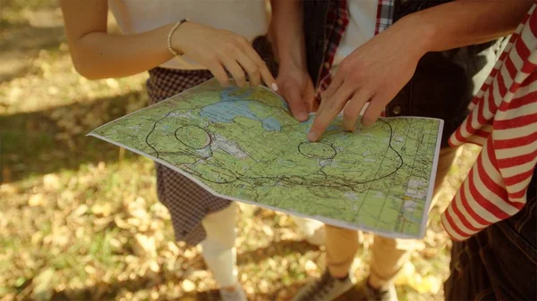 Close up mapa do viajante em mãos de caminhantes — Fotografia de Stock