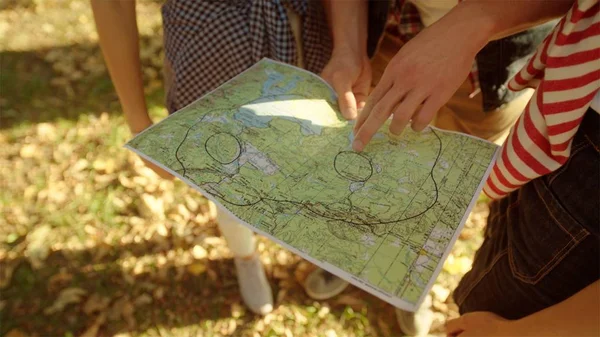 Primer plano mapa de trekking con notas de camping —  Fotos de Stock