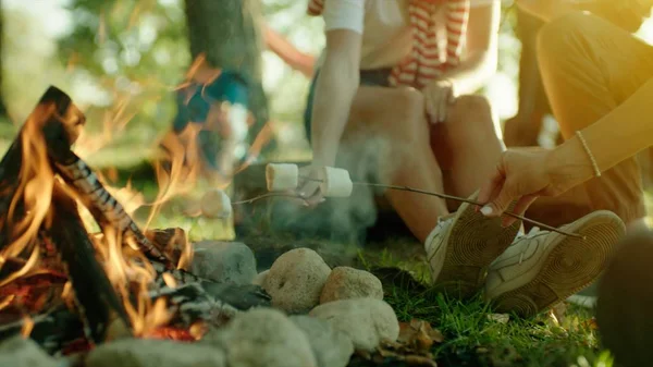 Cozinhar marshmallows na fogueira na caminhada — Fotografia de Stock