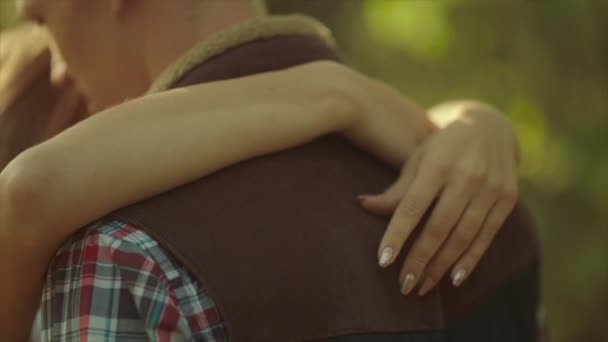 接近的美丽的年轻夫妇亲吻在森林散步 — 图库视频影像