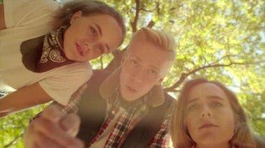 Genç mutlu backpackers üzerinde zam yaz tatil günlerinde portresi