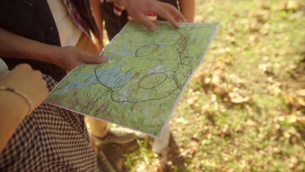 Utazó Térkép, a kezében meg a túra közelről — Stock videók