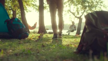 Backpacker kamp arkadaşları katılmadan. Şenlik ateşi ve arka planda göl
