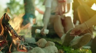 Marshmallow zammı ateşin ortasına üzerinde pişirme
