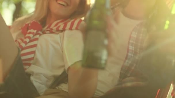 Щаслива красива пара насолоджується літнім відпочинком — стокове відео