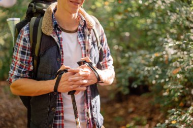 Ormanın içinde onun elinde nordic baston ile uzun yürüyüşe çıkan kimse, yakın çekim