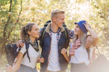 Büyük sırt çantaları ve nordic sopa ile birlikte yürüyüş zevk mutlu en iyi arkadaş grubu