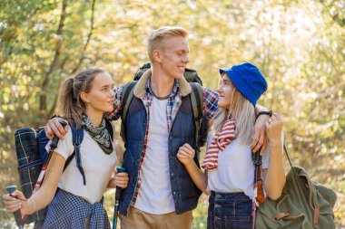 Büyük sırt çantaları ve nordic sopa ile birlikte yürüyüş zevk mutlu en iyi arkadaş grubu