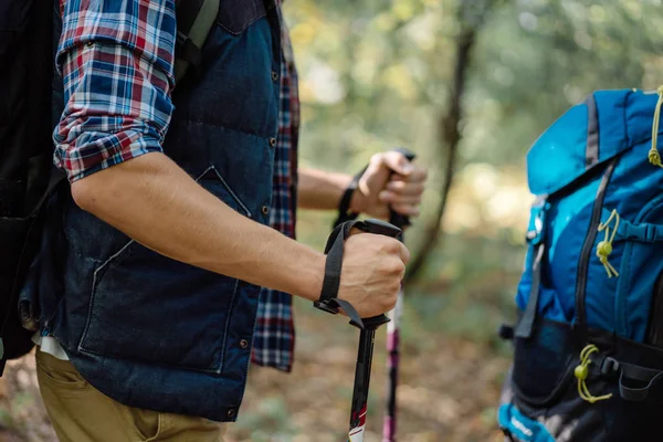 Primo piano delle mani maschili con bastone da nordic walking in escursione — Foto Stock