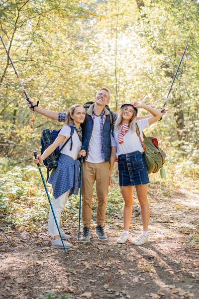 Büyük sırt çantaları ve nordic sopa ile birlikte yürüyüş zevk mutlu en iyi arkadaş grubu — Stok fotoğraf
