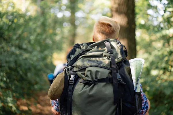 Backshot of young man with backpack on hiking — Stock Photo, Image