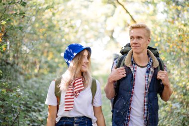 Genç çift ormanda bir yürüyüş zevk