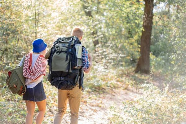 Pareja joven en el senderismo en el bosque — Foto de Stock