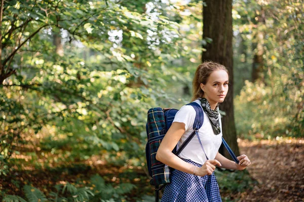 Mujer joven en senderismo con mochila en el bosque —  Fotos de Stock