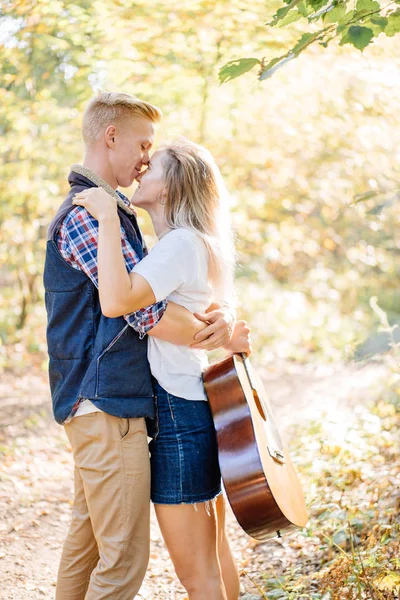 Romântico jovem casal abraçando no parque no verão — Fotografia de Stock