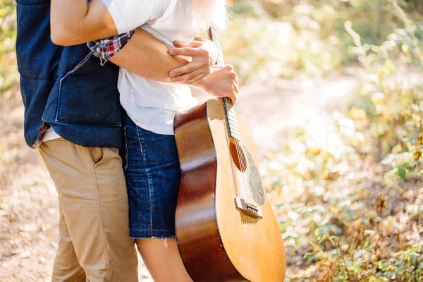 Primer plano de pareja joven y romántica abrazándose en el parque en verano —  Fotos de Stock