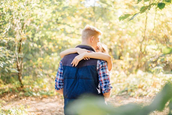 Romántica pareja joven abrazándose en el parque en verano —  Fotos de Stock