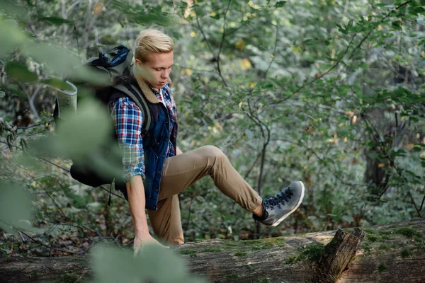 Retrato de hombre joven con mochila en el senderismo, superar obstáculos —  Fotos de Stock