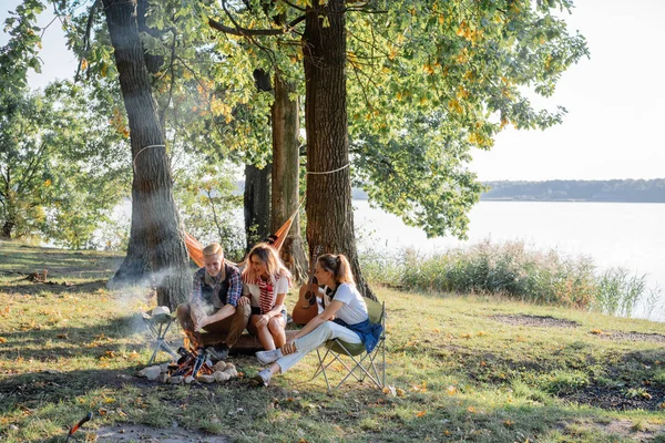 Ateşin ortasına yakın göl piknik keyfi mutlu arkadaşlarım