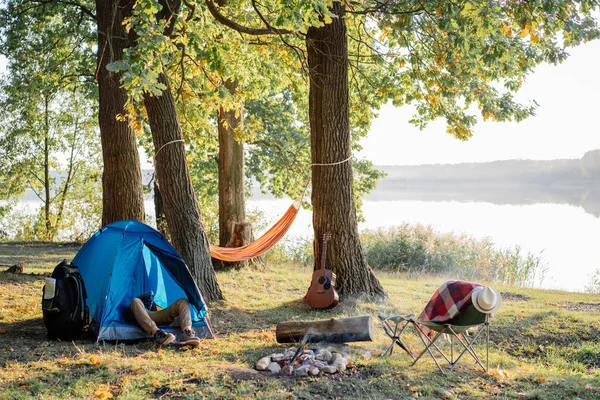Çadırda uzun yürüyüşe çıkan kimse. Gölde kamp görünümü