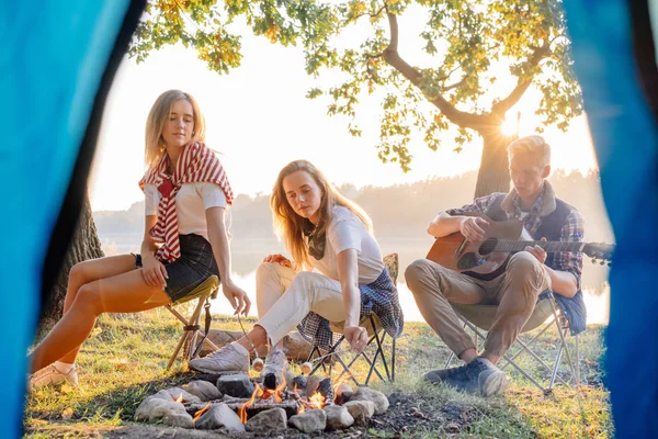 Çadırdan en iyi yürüyüş göl piknik ateşin ortasına zevk görüntüle