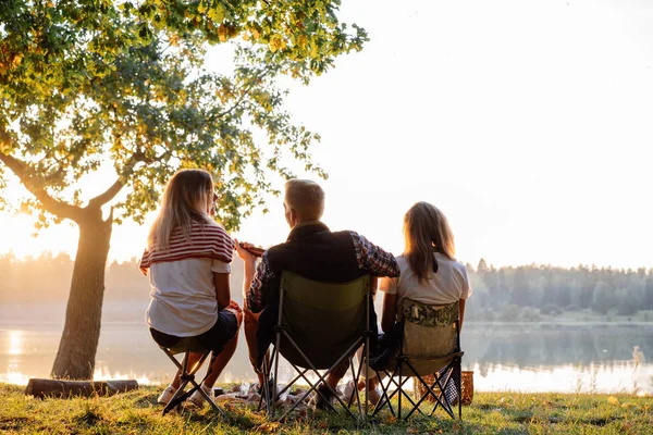 Gitar çalmak ve hiking göl piknik ateşin ortasına, zevk arkadaşlarım