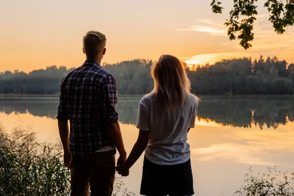 Pareja cogida de la mano al atardecer —  Fotos de Stock